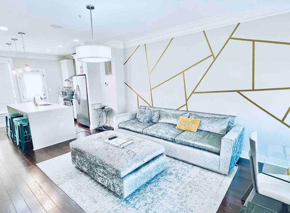 Gorgeous Upscale 4 Level Modern 4BR Home with Parking - B&B