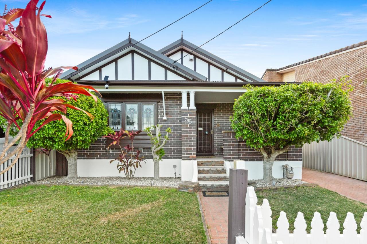 Outstanding 4-Bed Home with Garden Pool & More - B&B