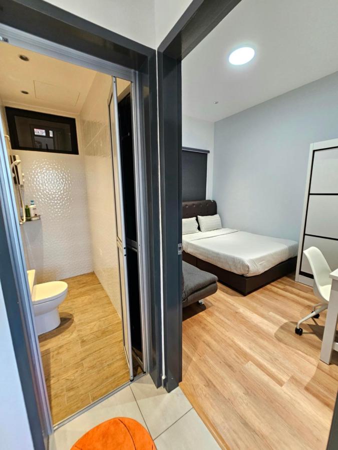 Urban Modern Design Two Bedroom Apartment (Full Lake and City View)