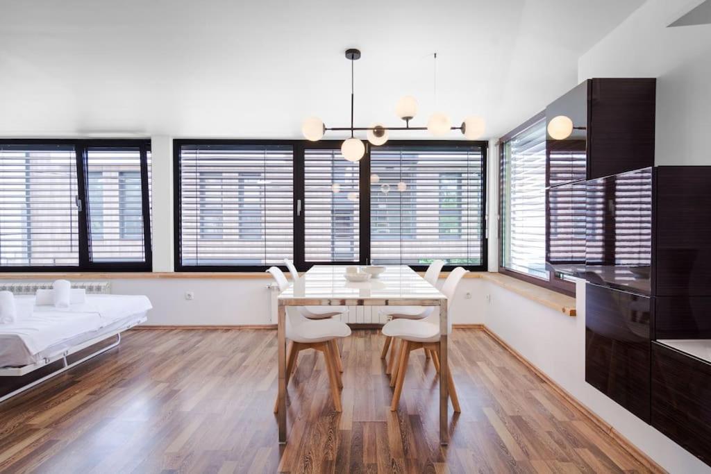 Spacious and modern apt, 6 guests, Central station, self check-in - Bed and Breakfast Sofia