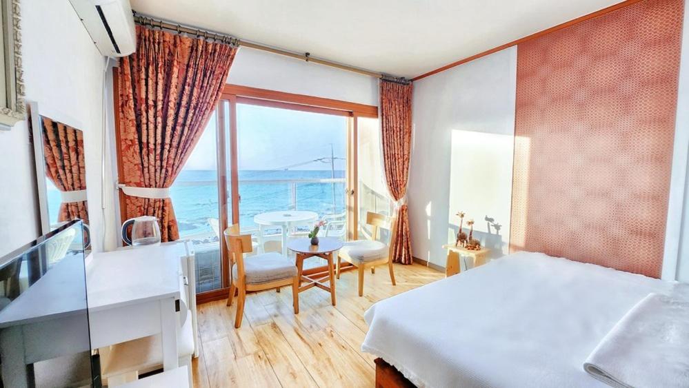 Double Room with Sea View 5