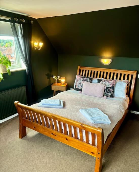 Spacious 4 bed family style house with garden - B&B