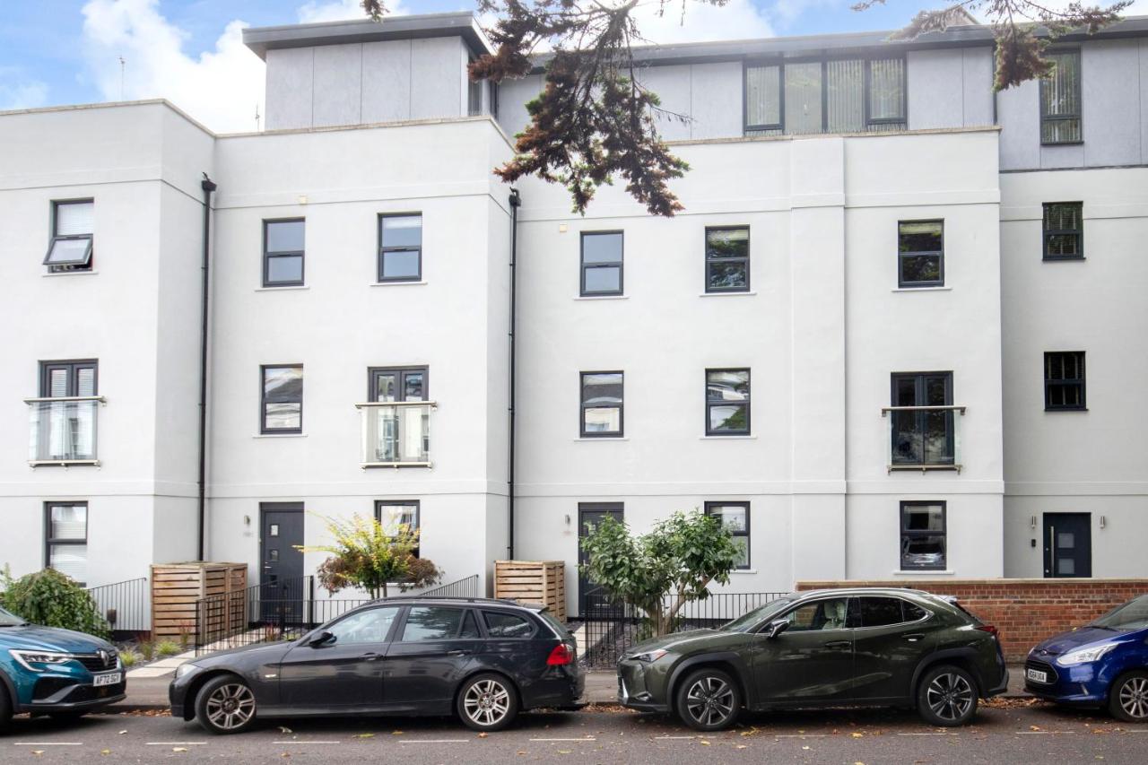 Elliot Oliver - Comfortable Five Bedroom Town Centre House With Garden & Garage - Ferienwohnung Cheltenham