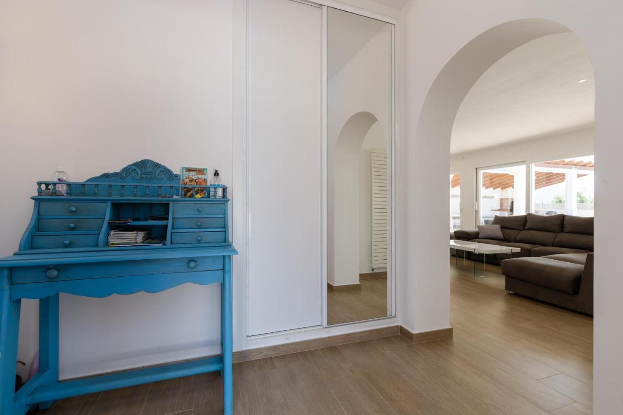 Villa Maravilla with HEATABLE pool ROOFTOPbar with sea views and Range Rover - B&B