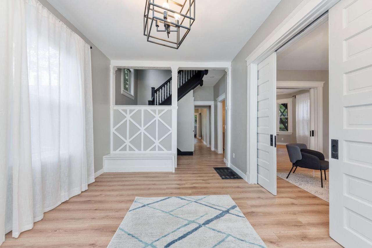 Historic Charm Meets Modern Comfort 3BR Home in Mt Auburn - B&B Cincinnati