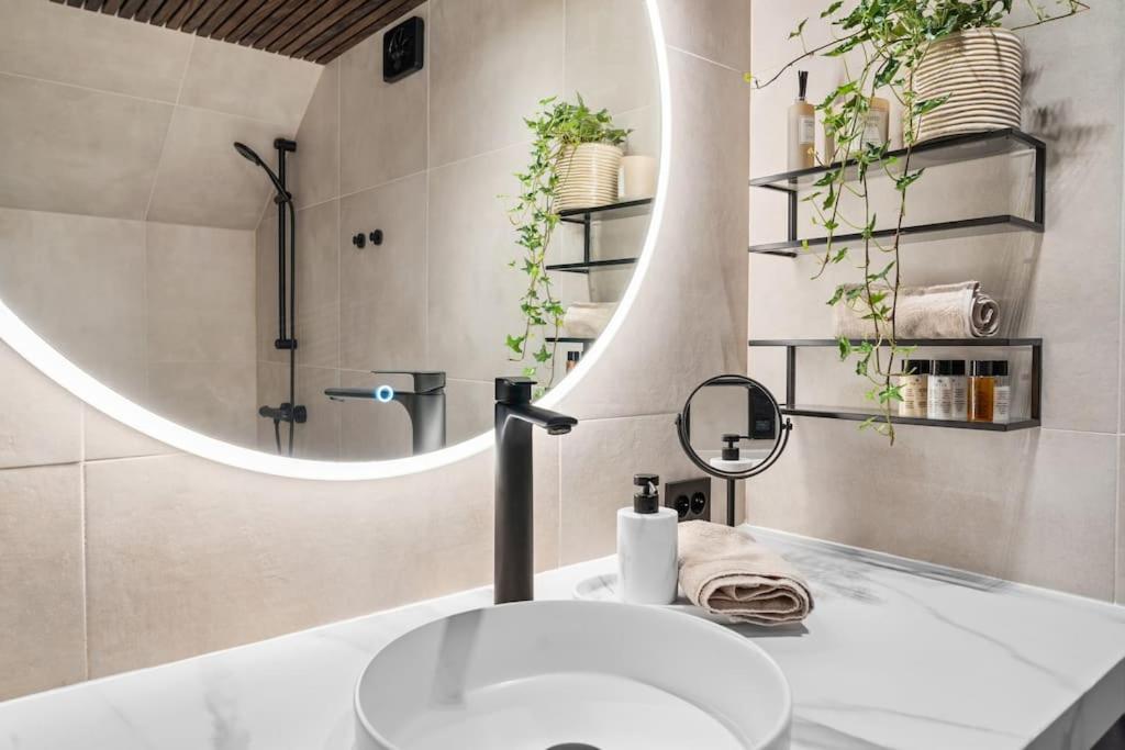 Modern apartment with free parking - B&B