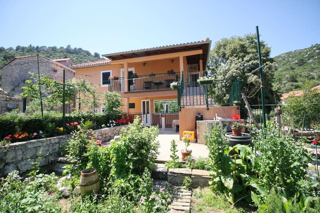 LILY's Peaceful Oasis- BRAND NEW - B&B