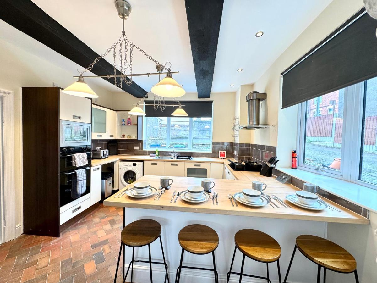 Spacious 6 Bedroom Home with Pool Table - Free Driveway Parking - 12 beds and 3 Bathrooms - Rustic Cottage Features - Ferienwohnung