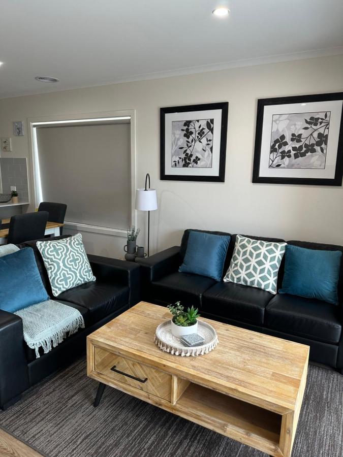 Lbarza Stylish New 4 BR Home with room to play - B&B Shepparton