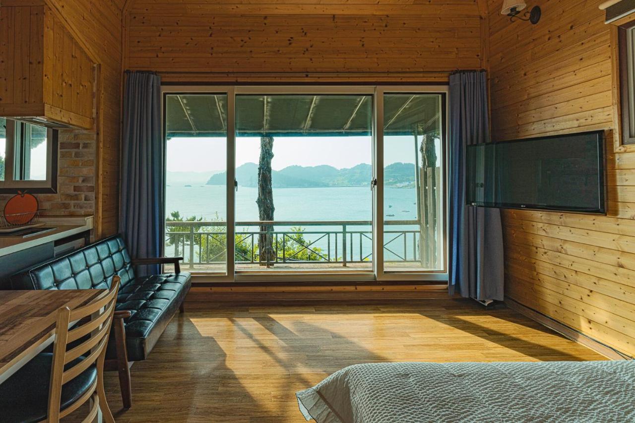 Double Room with Sea View 4