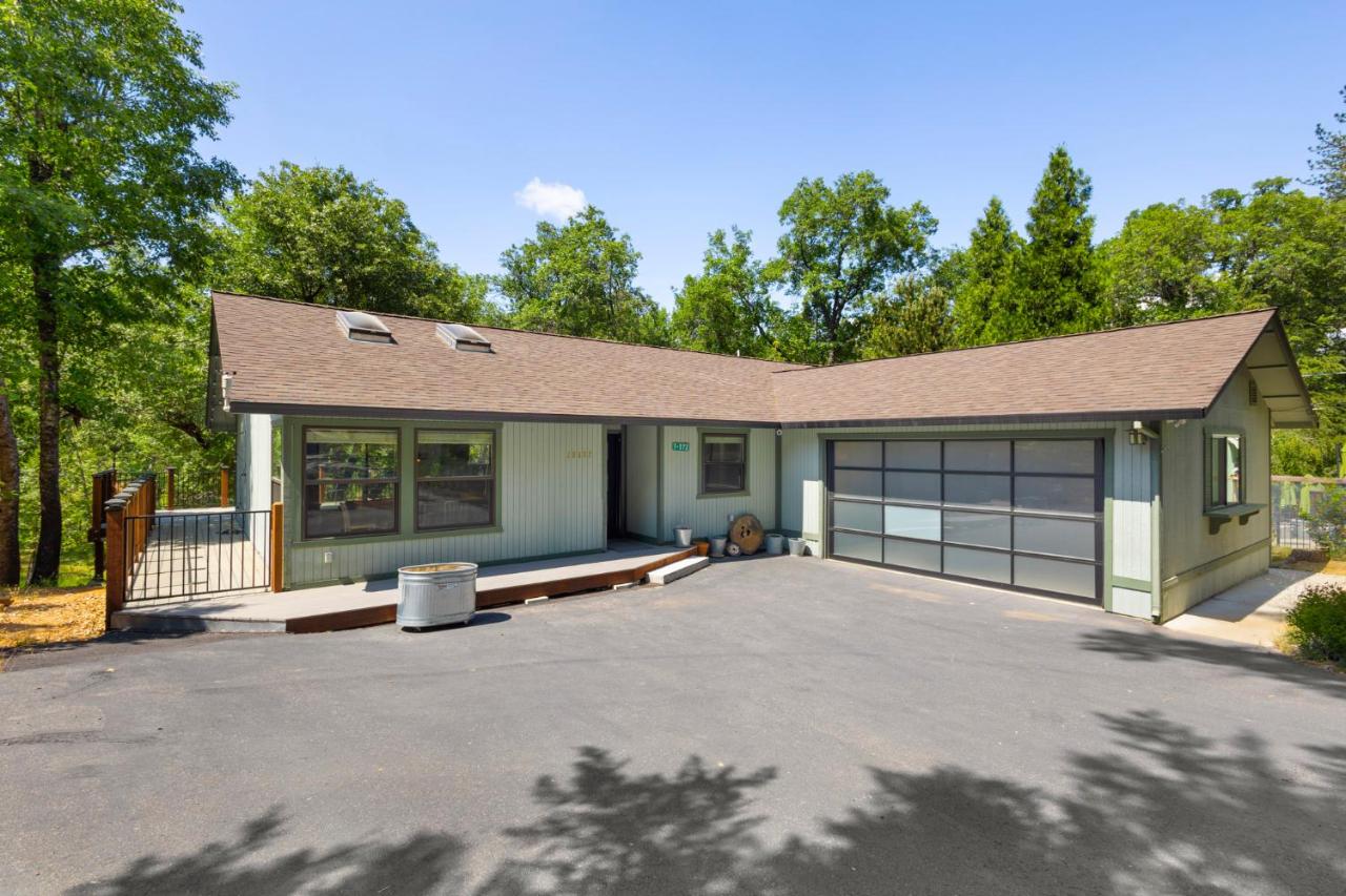 Peaceful Creekside Buddha Retreat - B&B