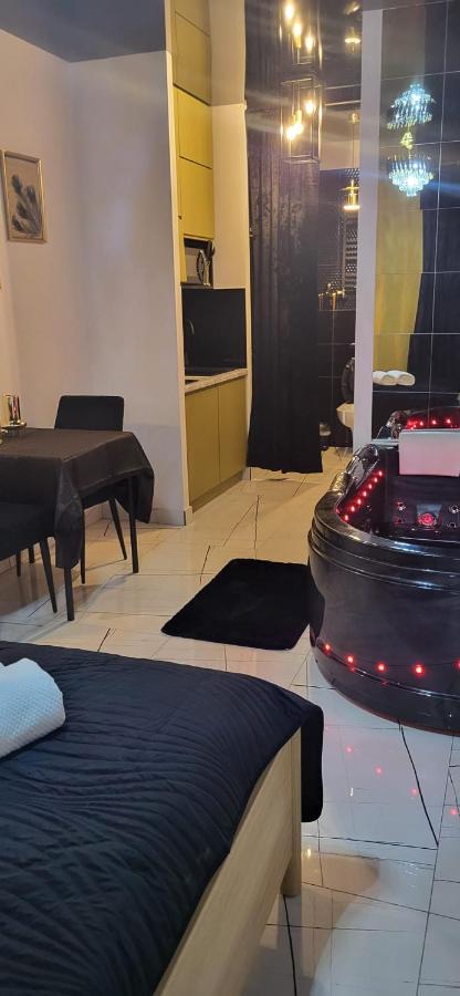 Studio with Spa Bath