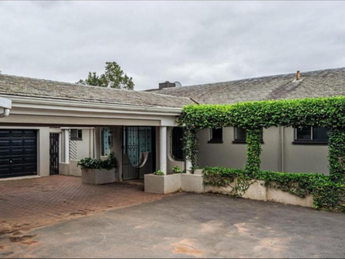 The Tropical Hut Lodges Westville - Bed and Breakfast Durban