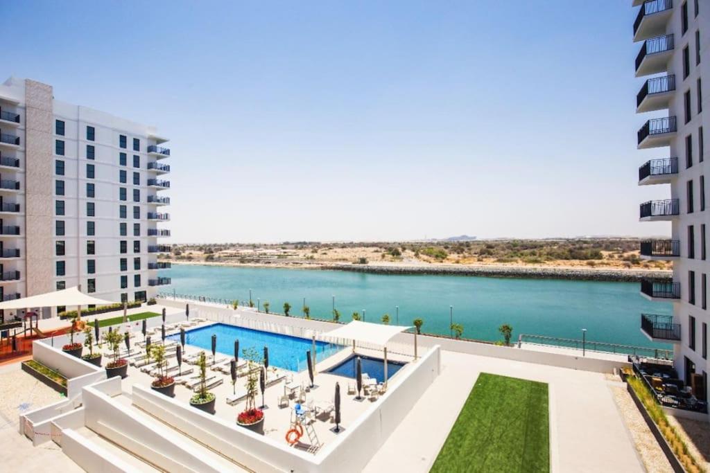Lovely Waterfront Private 2BR Apartment Yas Island - Ferienwohnung Abu Dhabi