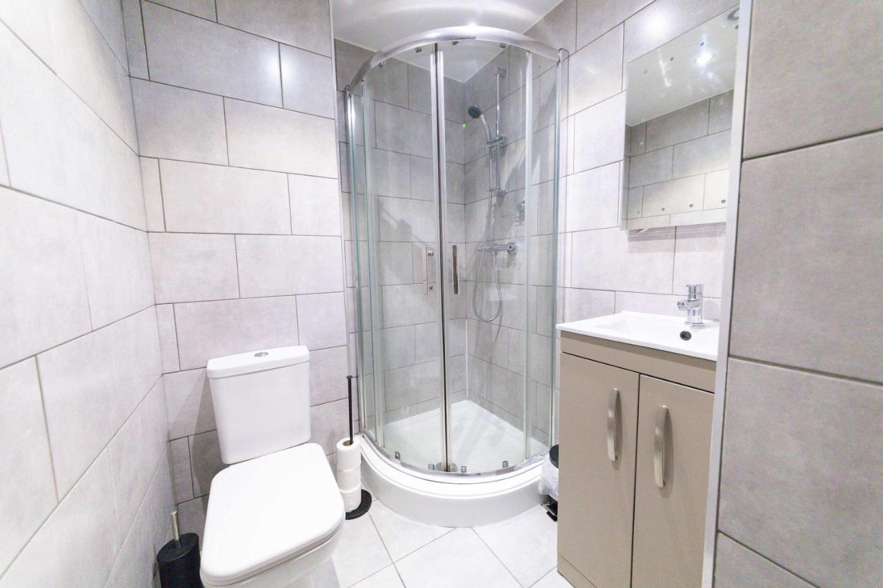 Contemporary 1 Bed Apartment in Blackburn Centre - B&B