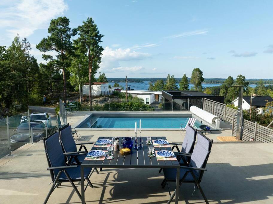 Exklusiv villa med pool & fri havsutsikt - Ferienwohnung Sommarbo
