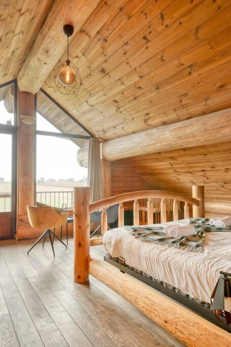 Cozy 4-Bedroom Chalet with Outdoor Spa in Zottegem - Chambres d’hôtes Zottegem