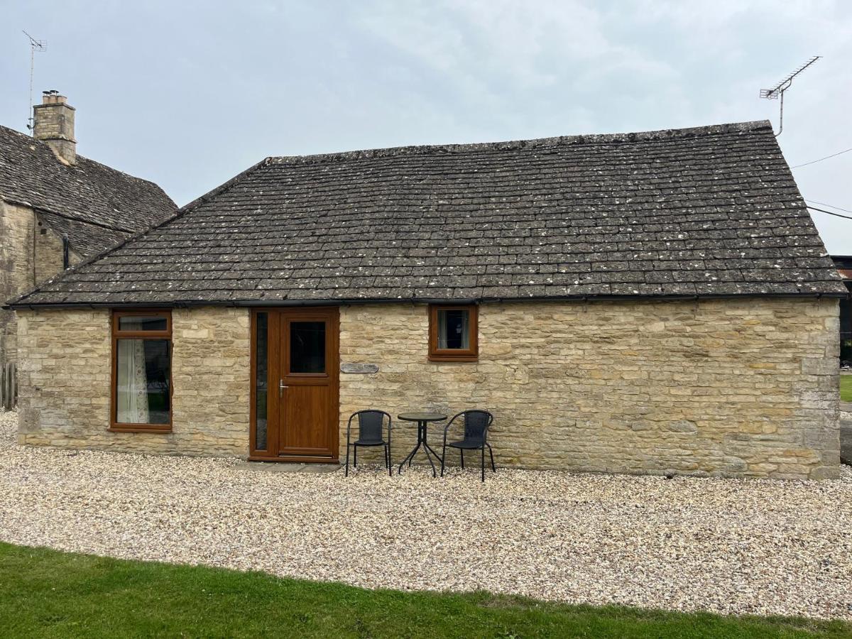 Tupenny Cottage, Old Mill Farm, Cotswold Water Park - Chambres d’hôtes