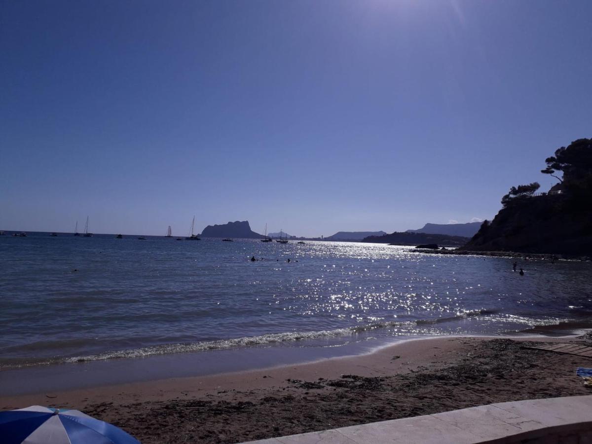 Apartamento en Moraira con piscina 100 m de la playa - Chambres d’hôtes