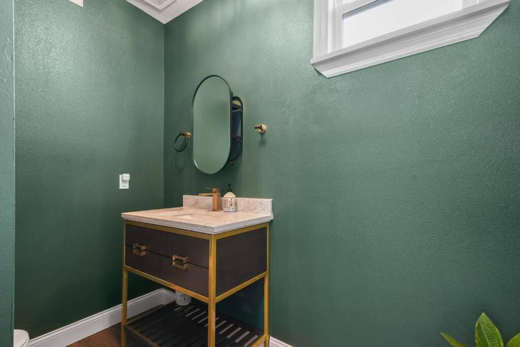 Pool Table, BBQ, Walking Distance to Local Gems - B&B Orlando