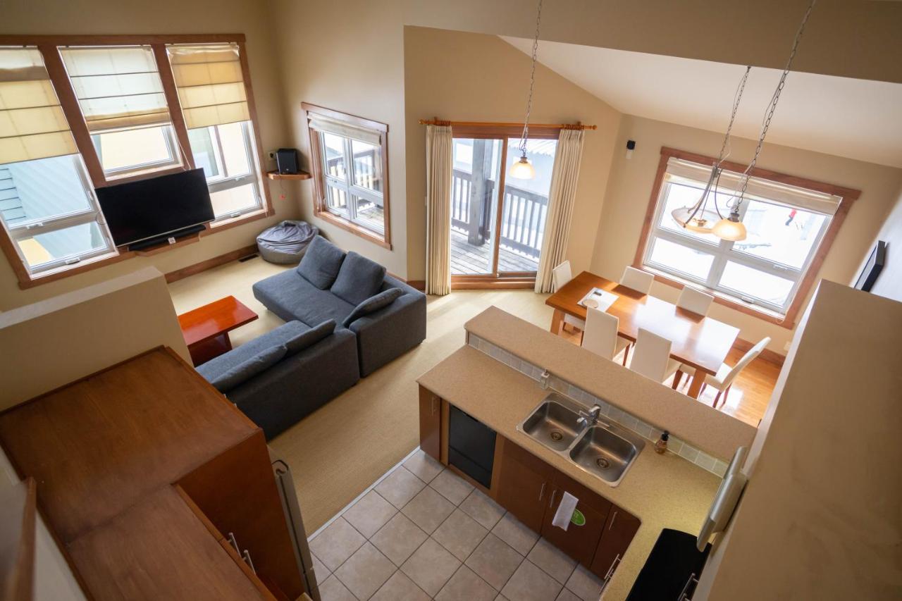 Apartment with Mountain View