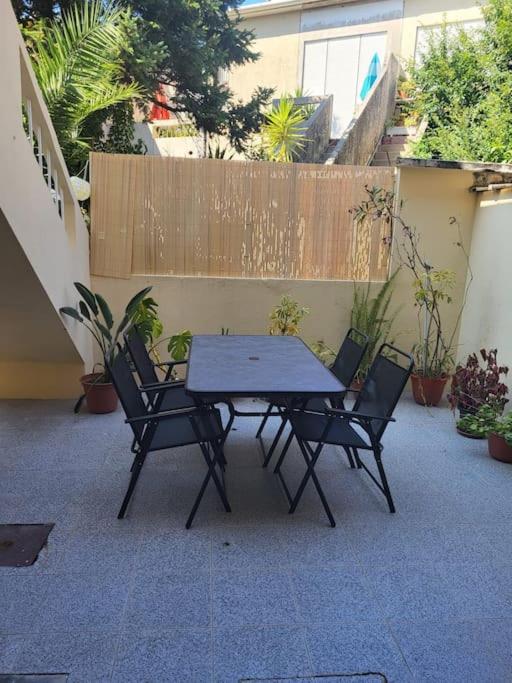 Roomy & Patio - 2 bedroom flat - B&B