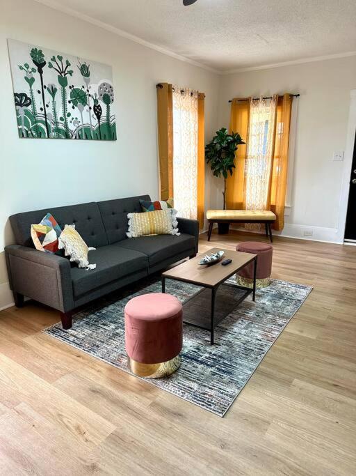 Beautiful Contemporary 2BDR - Ferienwohnung
