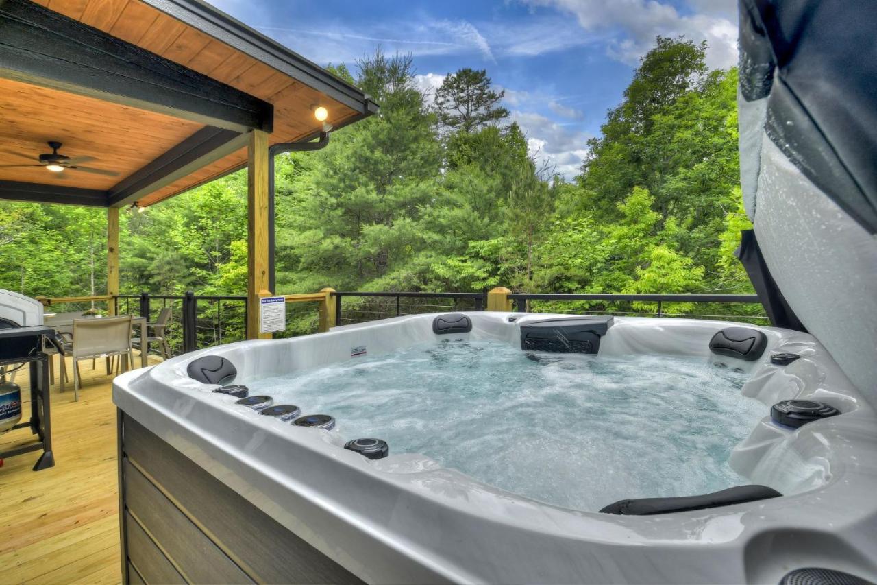 Casa Moderne - Cozy modern vibes plus a hot tub - B&B Blue Ridge