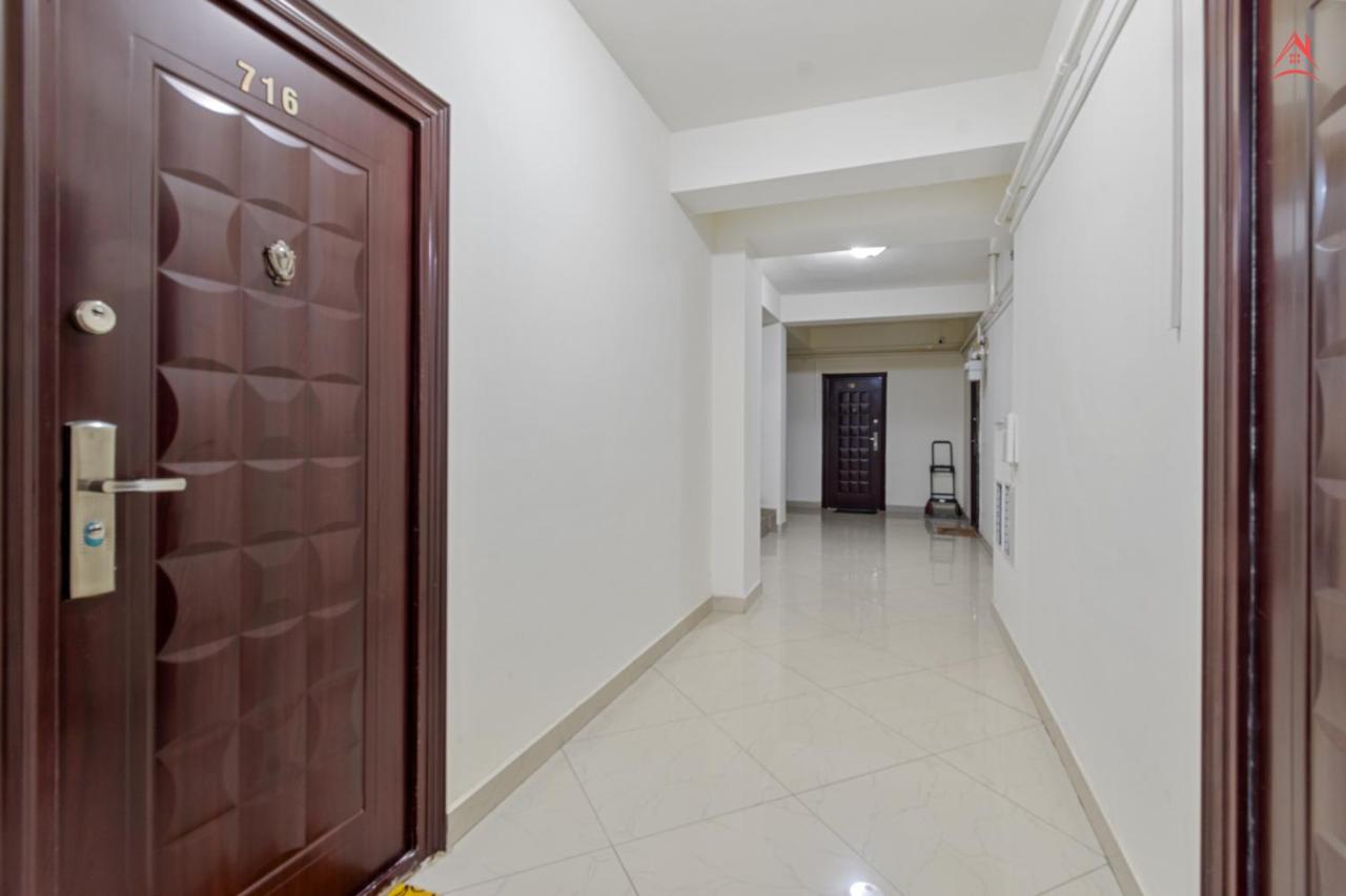 Sunny Yellow Apartment - Penthouse, Piscina, Free Parking, Self Check-in - Bed and Breakfast