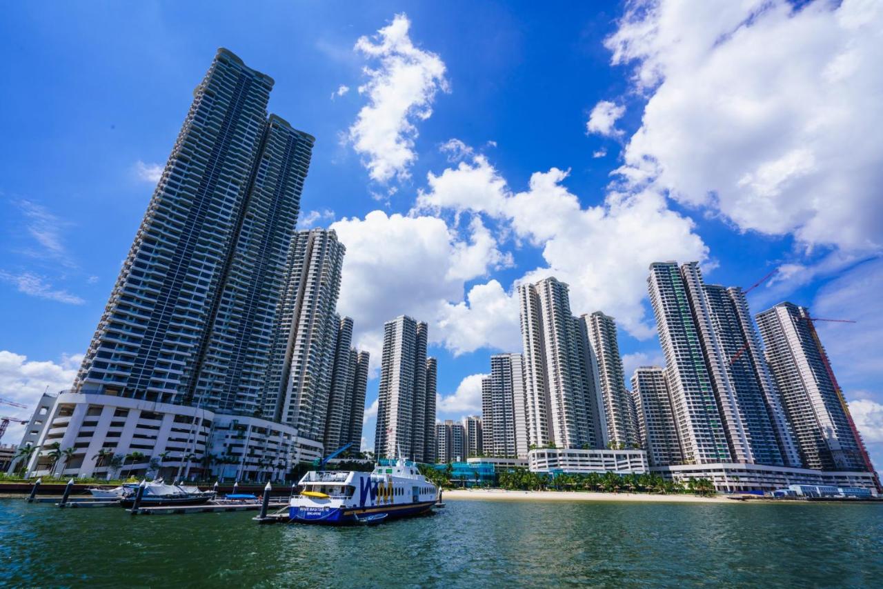 Wind Serenity at Country Garden Danga Bay with 2CarParks FOC Netflix Access and YouTube Premium 3Beds3Bath for 6-13pax by Minshuku - Bed and Breakfast Johor Bahru