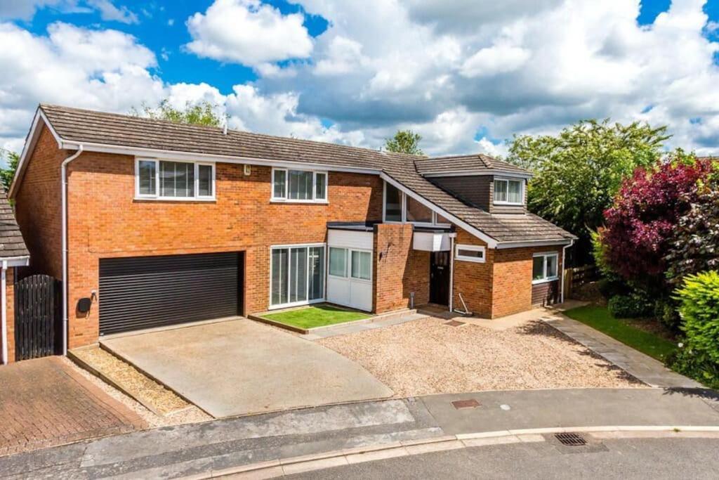 Very Large 5 Bed House Higham Ferrers family and contractors king beds Sky TV Pool Table Gym - B&B