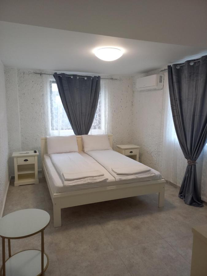 Estudio con cama grande adaptado para personas con movilidad reducida