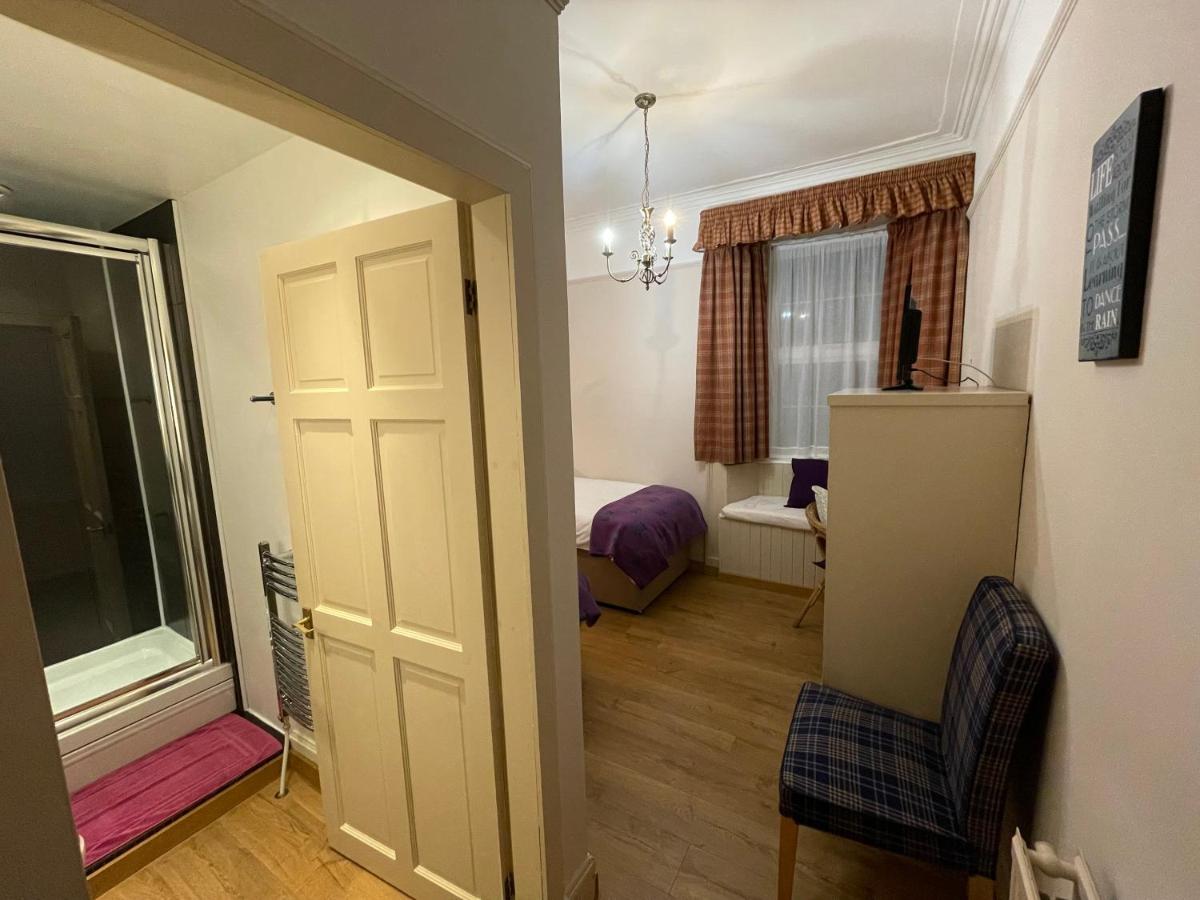 Twin Room with Private Bathroom