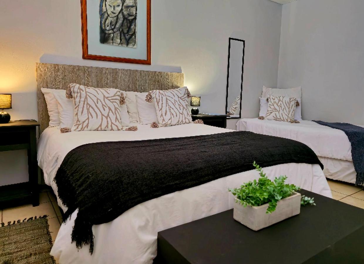 Zimmer mit Queensize-Bett und Poolblick