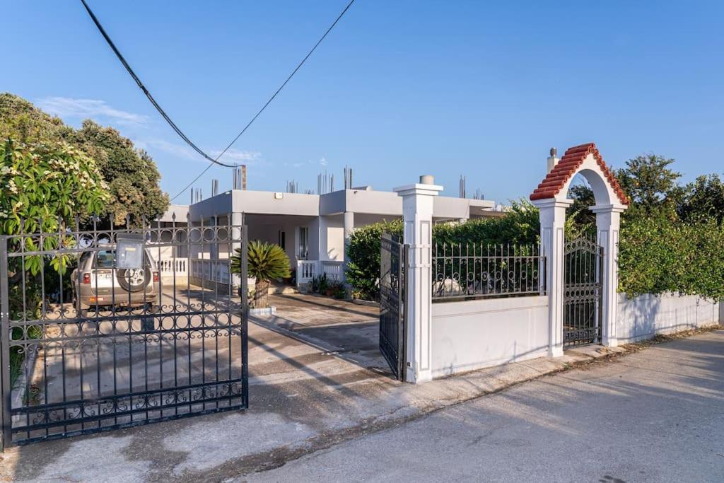 Large cozy house near the sea - B&B