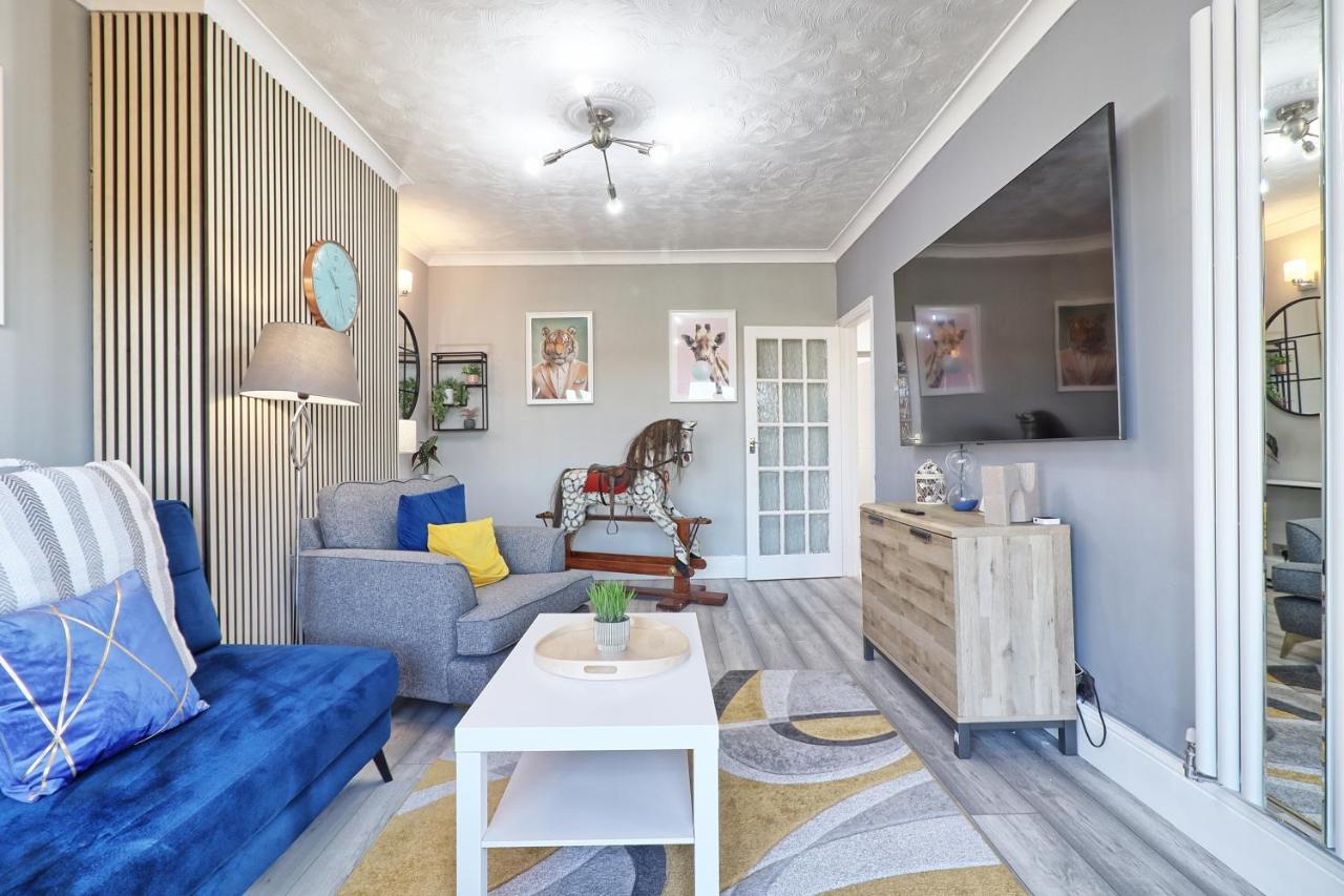 Elegant 3-Bedroom Family Home with Games Room Near Rayleigh Weir - Ferienwohnung Rayleigh