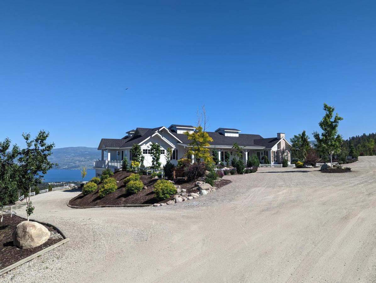 Autumn Lane B&B, Farmhouse Elegance & Stunning Lakeviews - B&B