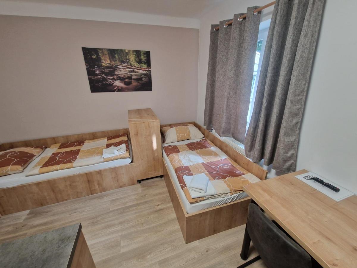 Tweepersoonskamer met 2 Aparte Bedden en Eigen Badkamer