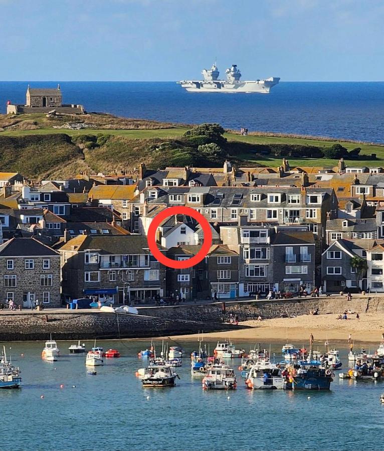 SMUGGLERS HIDE COTTAGE and separate but connecting SMUGGLERS CABIN - - In a beautifully renovated fishermans cottage - - HARBOUR VIEWS - - BEACH only 10 metres - - RENOVATION AWARDS WINNER - - Book Both For An Even Larger Property - - BOOK TODAY!! - Chambres d'hôtes St Ives