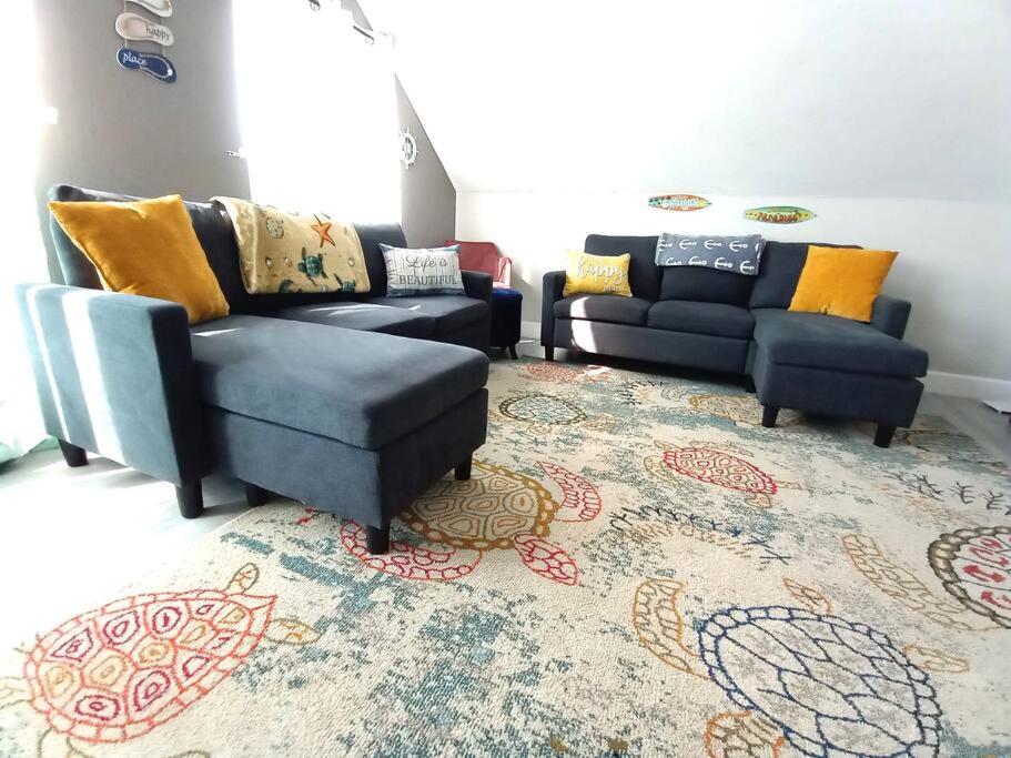 SEA LA VIE COZY BEACH HOME ON 500 BLOCK, Walk to beach only half mile away, SLEEPS 6 - B&B