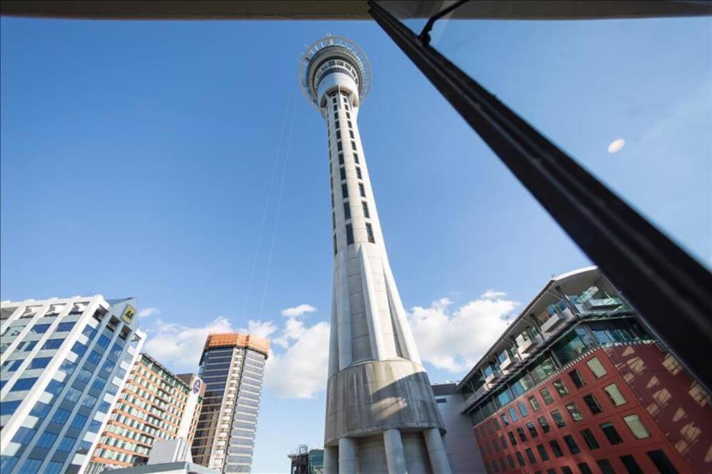 Skytower views, washer & dryer, TV! - B&B Auckland