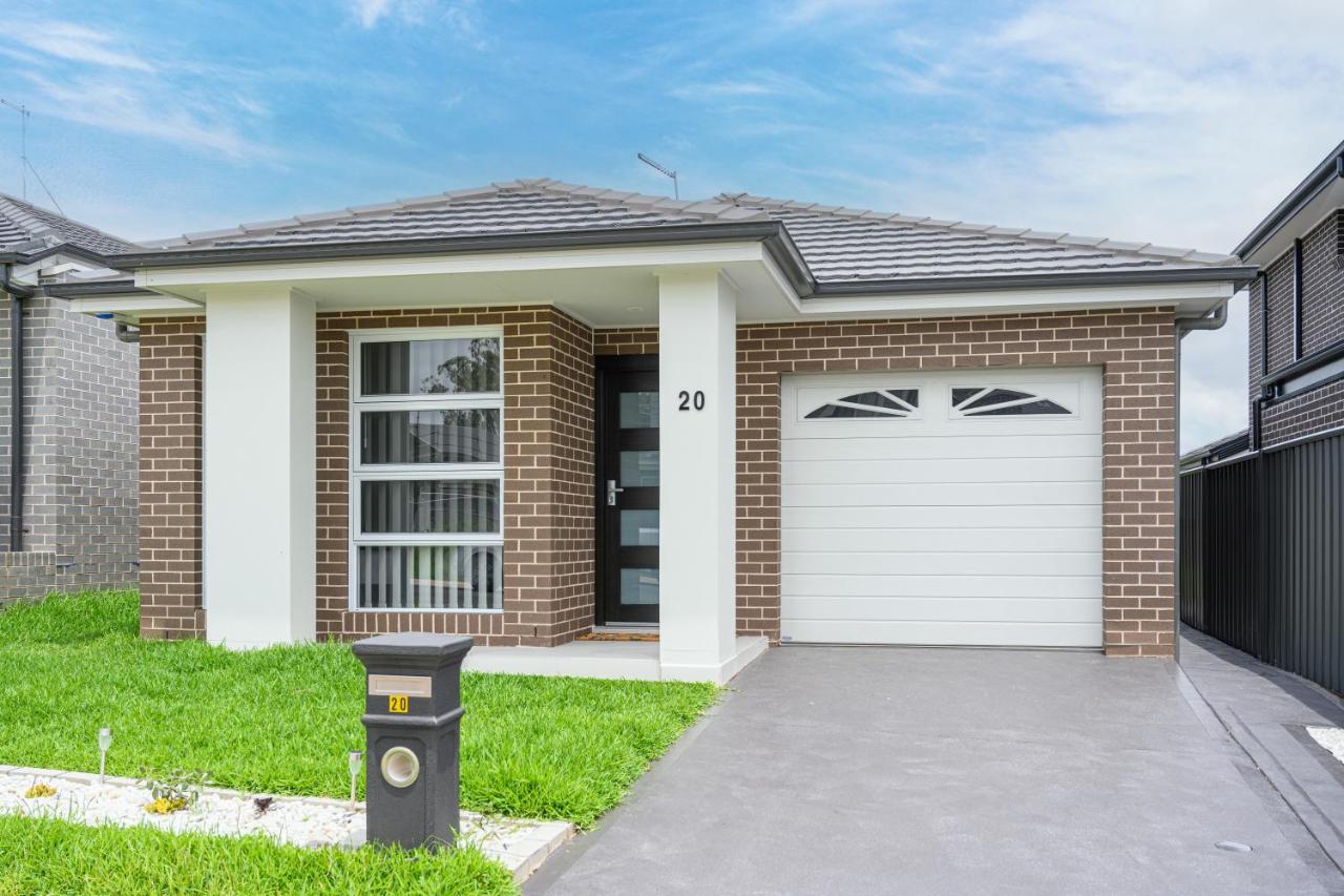 Denham Court 4Br with Central AC & WiFi near Coles - Bed and Breakfast