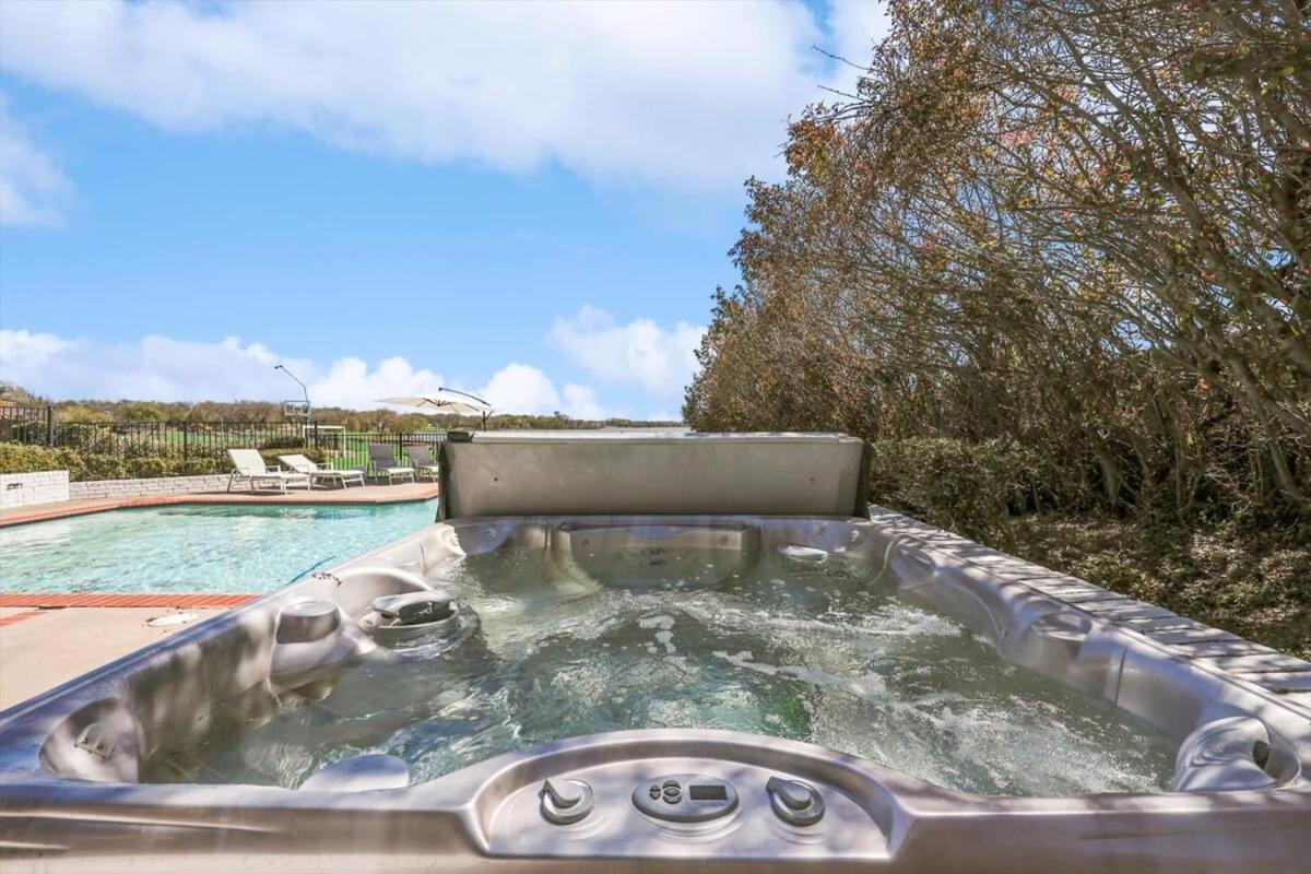 Lakefront Luxe 6BR 4,5BA Holiday Home with Pool & Hot Tub - B&B Rowlett