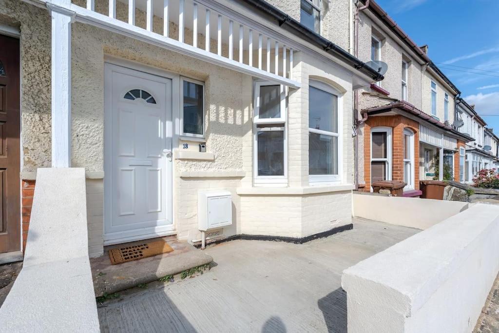 Urban Oasis 4 bedroom house with parking - Bed and Breakfast Chatham