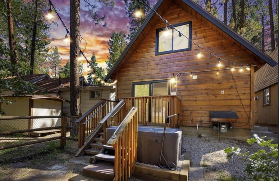 Cabin Comfort - Walk to Ski Shuttle with Private Hot Tub & Sauna! - Ferienwohnung