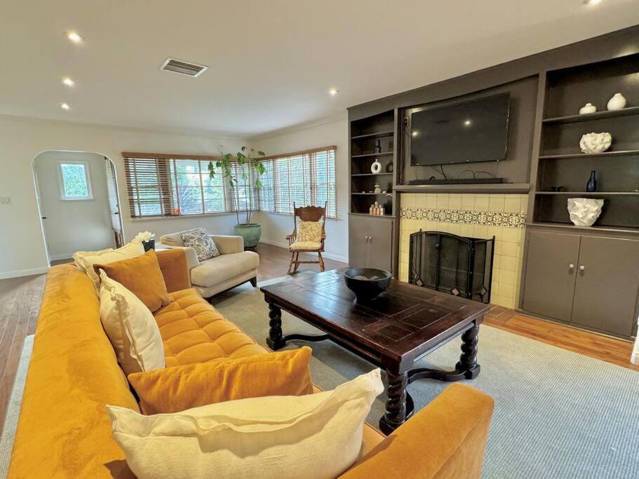 Prime West Los Angeles 4 Bedroom 2 Bathroom House - B&B Los Angeles