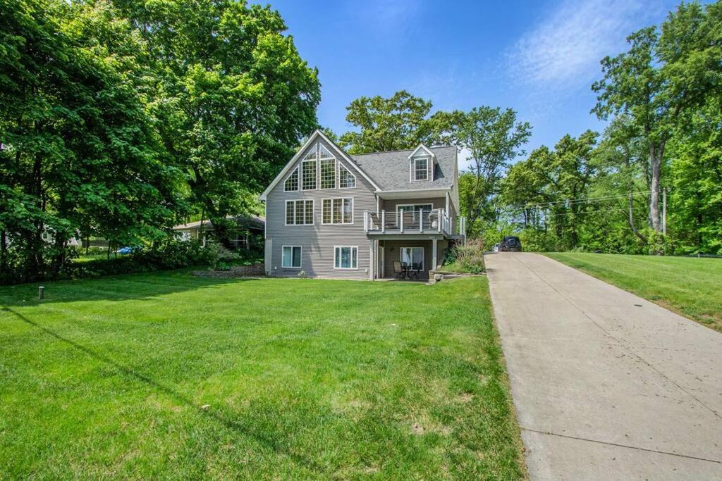 Lake front 7 bdr in Sister Lakes with Scenic Views - Bed and Breakfast Dowagiac