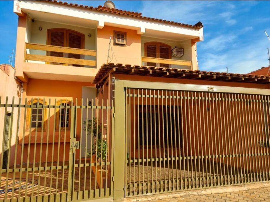 Casa grande, ampla, com 4 quartos e estacionamento - Ferienwohnung