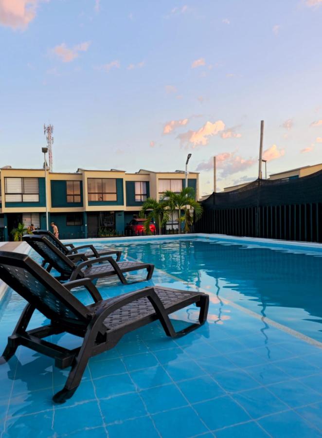 Casa Privada Vacacional a 2m del Aeropuerto Eden, 20m del Parque Del Cafe y Armenia tiene Piscina, Jacuzzi, Sauna By Molca Xperiences - B&B La Tebaida