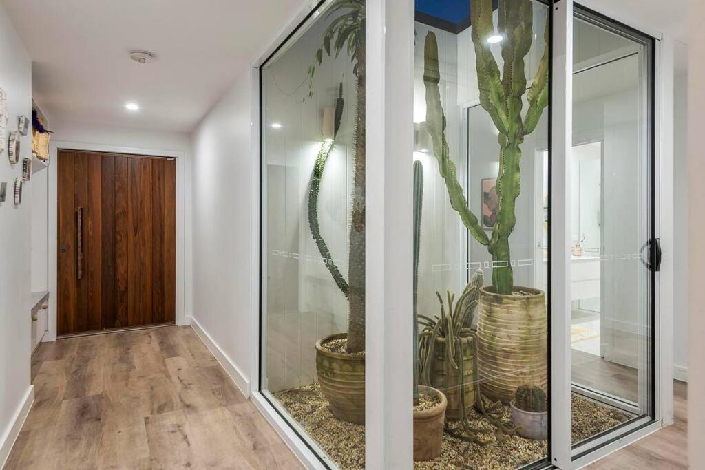 Luxe Modern Waterfront 4BR Oasis Wifi, BBQ & Pool - B&B
